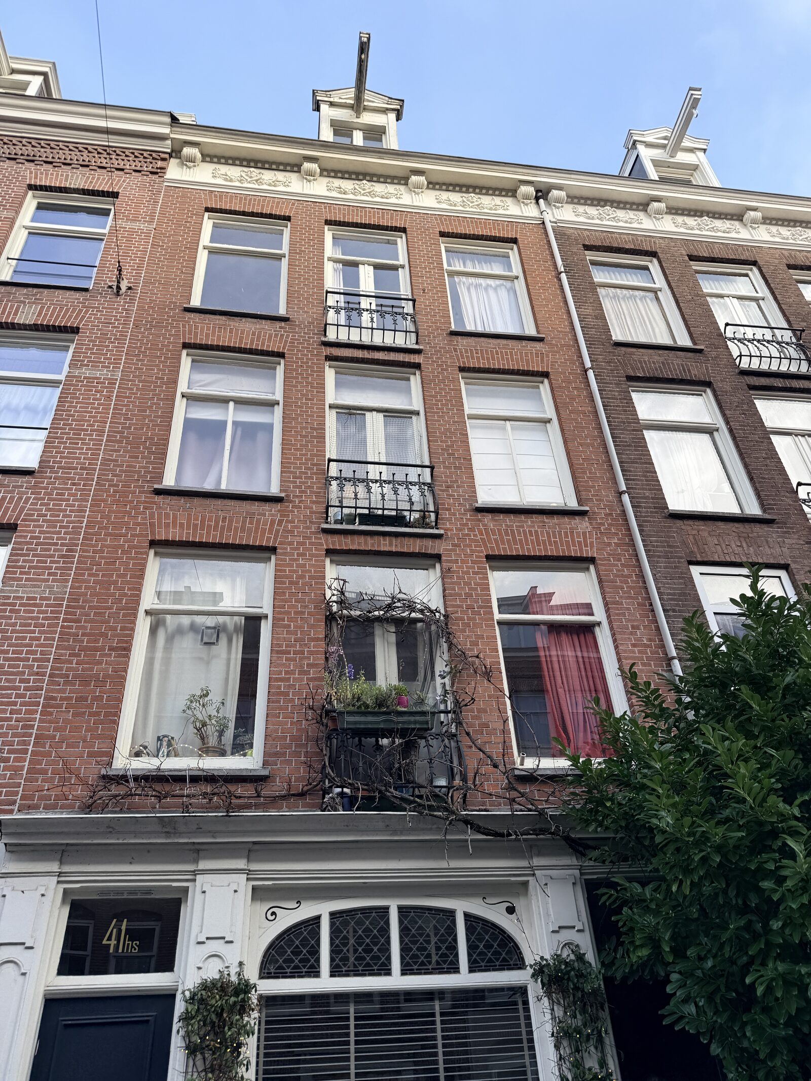 Amsterdams appartementengebouw met meerdere woonlagen — een typisch VvE-pand